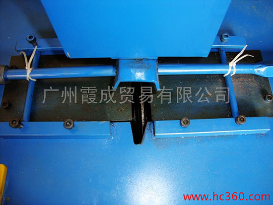 Tube cutting machine